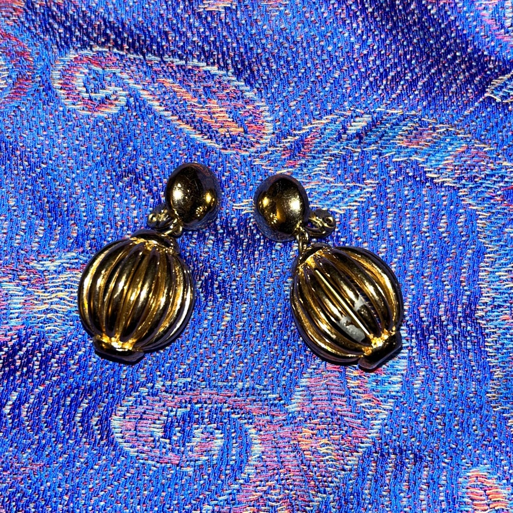 Gold Tone Monet Vintage clip on earrings